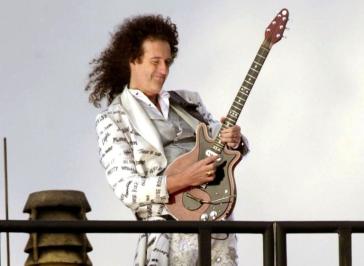 Brian May on roof